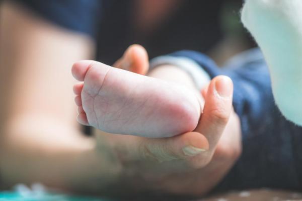 Un bebeluş nou-născut a murit, după ce mama sa a adormit în timp ce îl alăpta, în Italia. O asistentă a descoperit sugarul fără viaţă 
