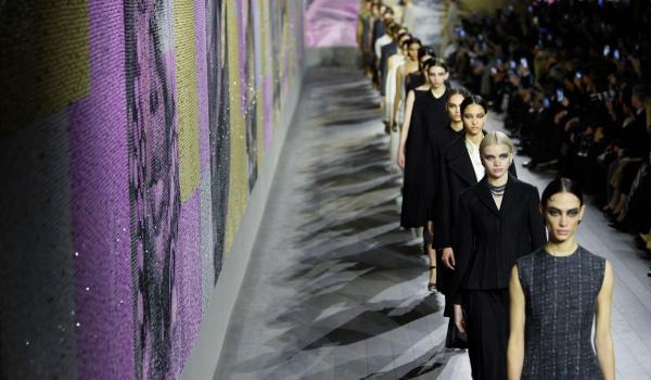Designerul Dior i-a adus un omagiu dansatoarei Josephine Baker, la Săptămâna Modei de la Paris