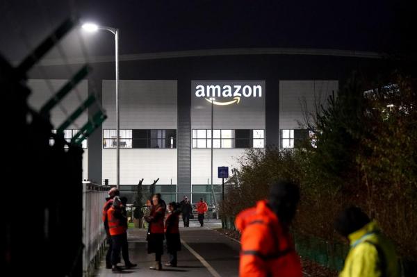 Sute de angajaţi Amazon fac grevă