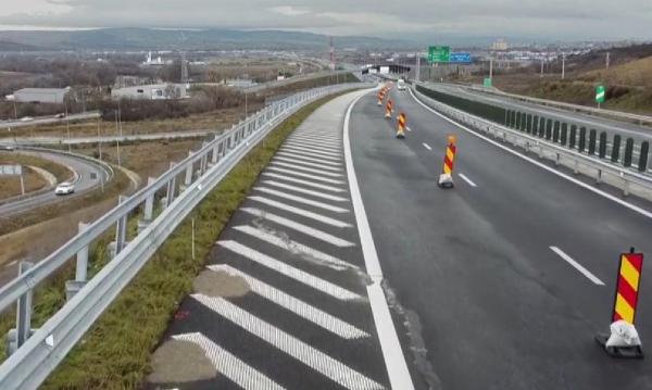 Circulația pe 1 km din autostrada Sebeș – Turda se închide pentru 30 de zile. Fisura apărută în asfalt s-a mărit