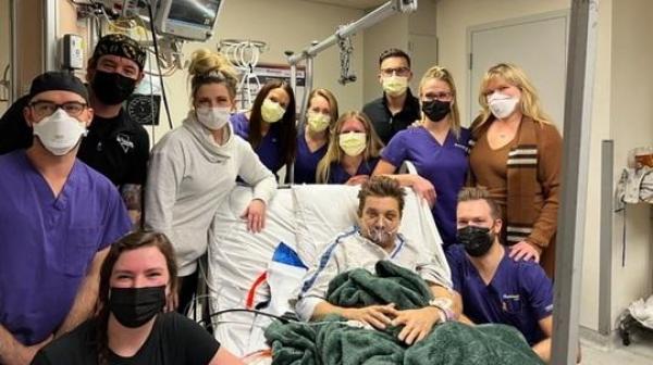 Actorul Jeremy Renner şi-a sărbătorit ziua de naştere în spital, după ce s-a accidentat în timp ce curăța zăpada