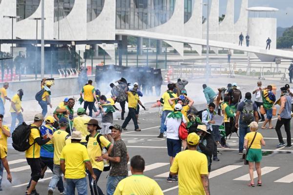 Susținătorii lui Bolsonaro au luat cu asalt Congresul brazilian. Poliţia a folosit gaze lacrimogene