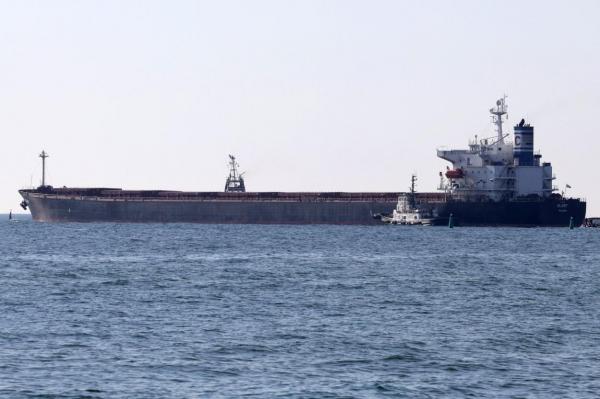 O navă cu cereale ucrainene, blocată în Canalul Suez. Traficul este normal, cargoul este remorcat pentru reparaţii