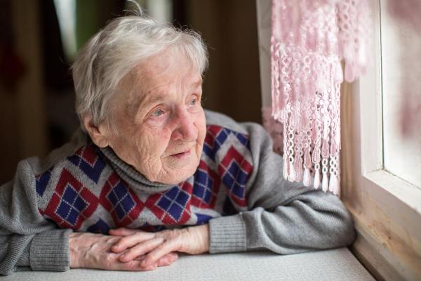 Cum a rămas o bătrână de 85 de ani din Bucureşti fără 45.000 de lei, după ce a lăsat două femei în casă