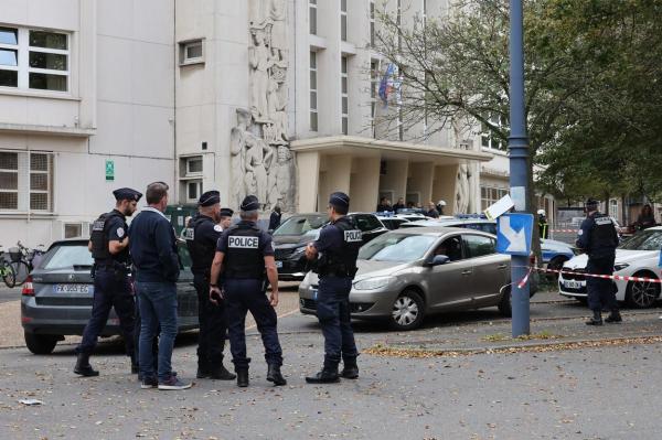 Amenințare cu bombă la liceul din Franța în care, vineri, a fost ucis un profesor într-un atac cu cuțitul