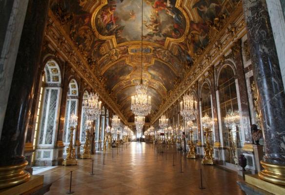 Alertă cu bombă la Palatul Versailles. A fost evacuat şi va rămâne închis