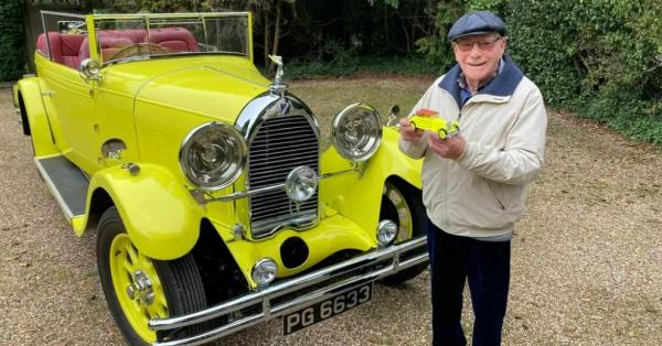 Povestea bătrânului de 94 de ani care a găsit maşina tatălui său pe un site de licitaţii. I-a luat trei ani să o aducă din nou în stare bună