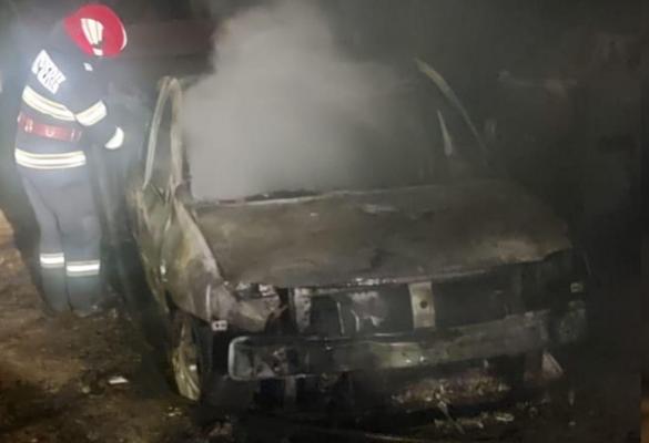 Autoturism în flăcări pe o stradă din Giurgiu. Focul a pornit brusc, în timp ce maşina era parcată în faţa casei