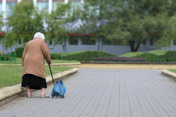 Bătrânică din Baia Mare bătută de un angajat de la salubritate pentru că îşi căuta de mâncare în gunoi