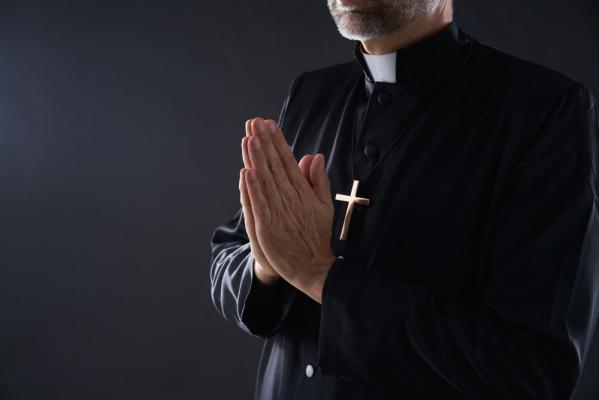 Episcop forțat să își dea demisia, după ce un preot a organizat o orgie sexuală în dioceza sa. Un bărbat și-a pierdut cunoștința de la o supradoză de Viagra