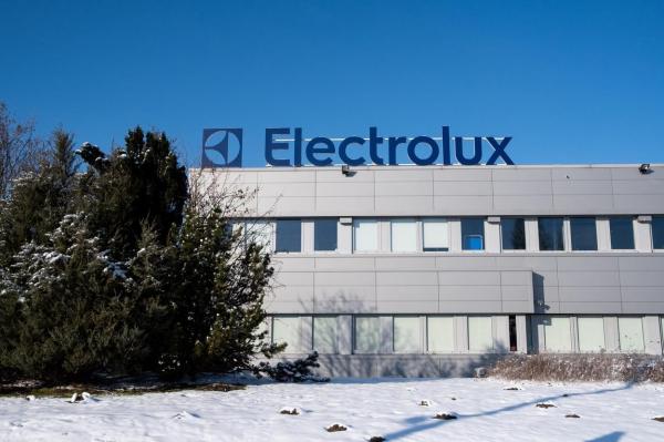 Electrolux dă afară 3.000 de oameni din cauza cererilor scăzute. Ce se întâmplă cu angajaţii din România