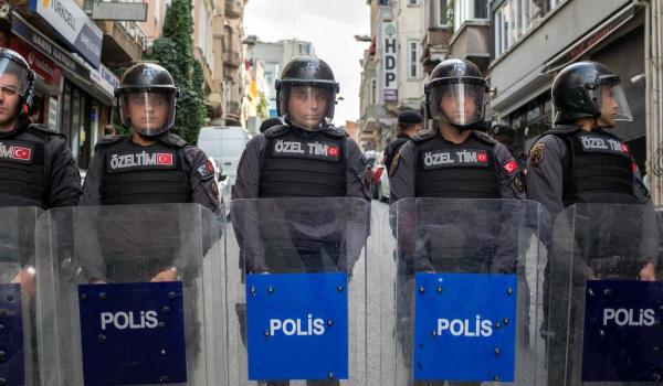 Val de reţineri după atentatul revendicat de PKK în Ankara. Poliţiştii au făcut razii de amploare în 16 provincii din Turcia