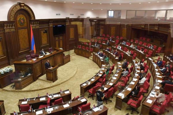 Armenii sfidează Rusia după ce au fost fugăriţi din Nagorno-Karabah. Au ratificat aderarea la Curtea Penală Internaţională