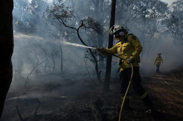Doi oameni au murit şi zeci de locuinţe au fost distruse, în urma incendiilor de vegetaţie din estul Australiei. Localnicii, sfătuiţi să plece