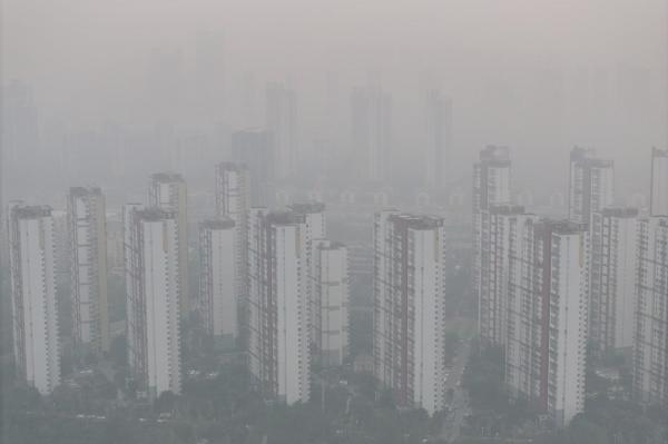 Alertă maximă de poluare în nordul Chinei din cauza smogului. Oamenii se închid în case, iar traficul e aproape imposibil