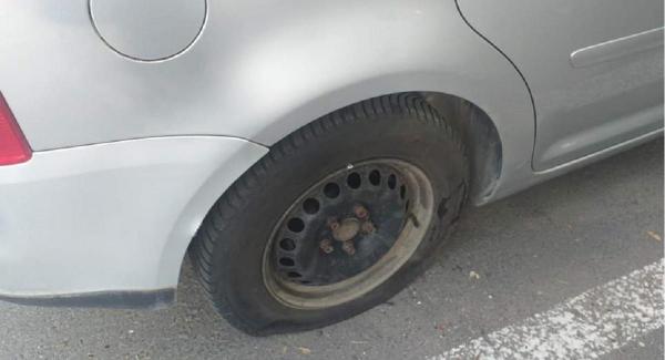 Zeci de locuitori din Calafat s-au trezit cu anvelopele înţepate la maşini