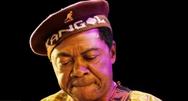 "Este umilire". Trupul unui chitarist celebru din Congo zace la morgă de peste şapte luni. De ce nu poate fi înmormântat