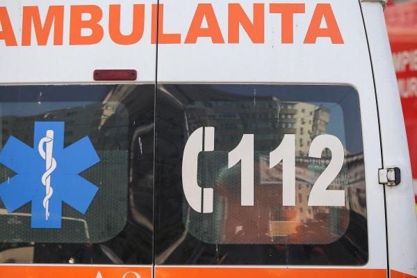 Accident cumplit în Tulcea: Patru elevi au ajuns la spital, după ce o maşină a intrat într-un microbuz şcolar