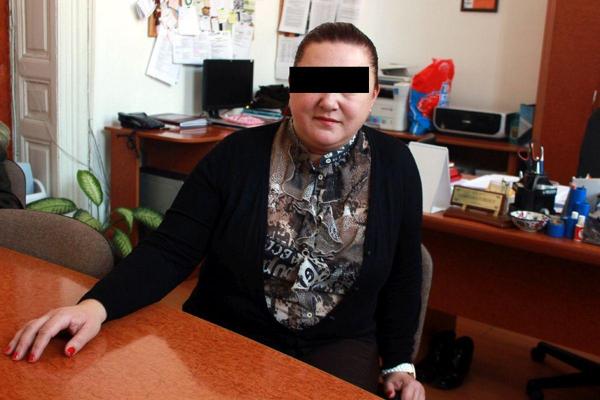 Situație halucinantă la un liceu din Constanța: O profesoară de română a venit beată la școală. A căzut peste niște mașini parcate în fața școlii