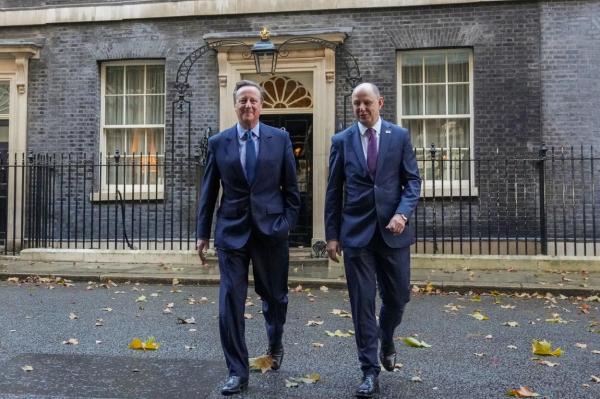 Fostul premier britanic David Cameron este noul ministru de Externe. Ministrul de Interne, demis după ce a criticat poliția din Londra