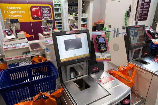 Cu sau fără casieri în supermarketuri? Un lanţ de magazine din UK elimină complet casele de marcat self-service