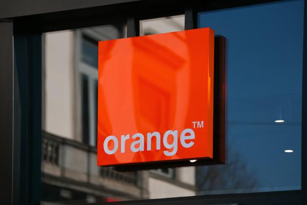 Compania Orange, amendată cu 150.000 de lei de ANPC. Ce practici comerciale înşelătoare au identificat inspectorii