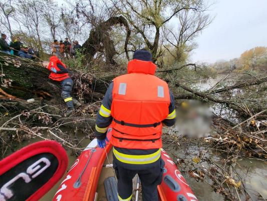 Cadavrul unui bărbat a fost scos de pompieri din râul Someş, în Satu Mare. O persoană a văzut trupul blocat în crengile unui copac