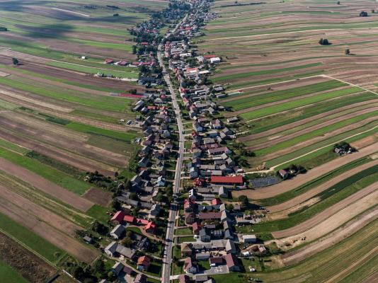 Satul în care toţi cei 6.000 de locuitori stau pe aceeaşi stradă. Localitatea e supranumită  "Mica Toscana"