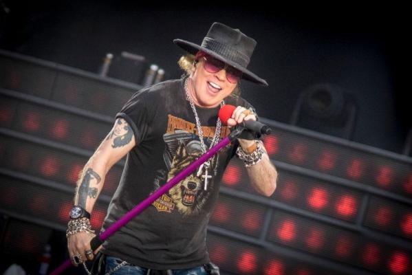 O fostă manechină îl dă în judecată pe Axl Rose, solistul Guns N' Roses. Artistul ar fi violat-o acum 30 de ani într-un hotel