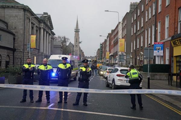Trei copii și doi adulți, înjunghiați în fața unei școli din Dublin. Incidentul s-a petrecut chiar în mijlocul oraşului
