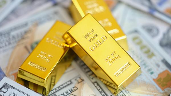 Preţul aurului a atins maximul ultimelor șase luni. Motivele ascensiunii: sfârşitul majorării ratelor dobânzilor şi deprecierea dolarului