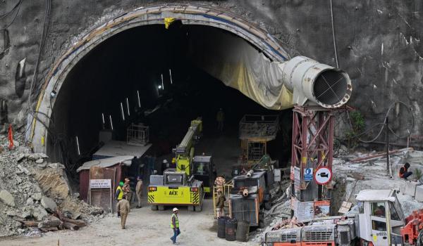 Salvatorii au ajuns la câțiva metri de cei 41 de muncitori, captivi în tunelul prăbușit din India. Bărbaţii ar putea fi salvaţi astăzi