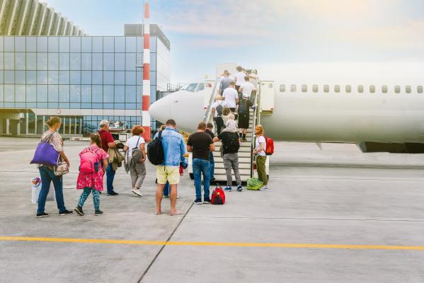 Turiști așteptând îmbarcarea în avion, imagine cu caracter ilustrativ