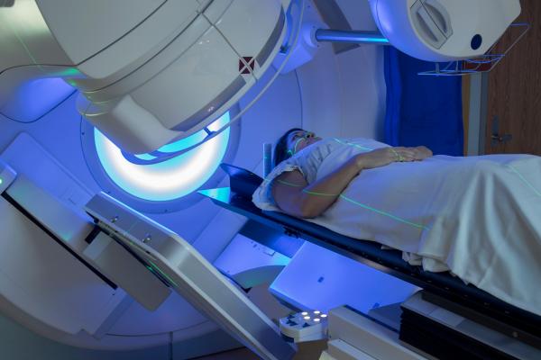 Femeie care trece printr-un tratament cu radiații, imagine cu scop ilustrativ