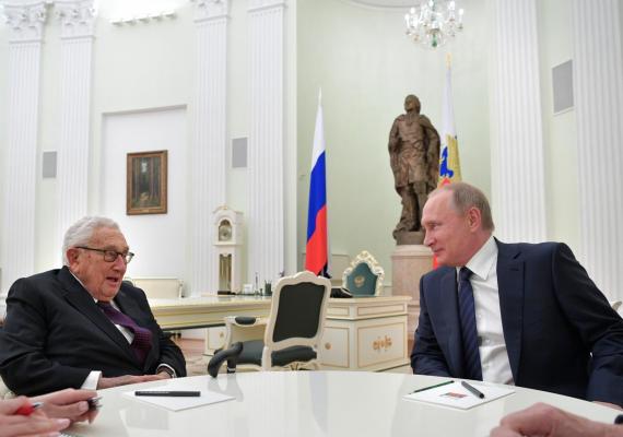 Henry Kissinger, fost secretar de stat al SUA (stânga), și Vladimir Putin, președintele Federației Ruse (dreapta) în timpul unei întâlniri la Kremlin din 2017
