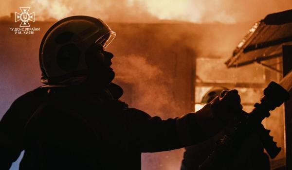 Atac nocturn masiv cu rachete asupra Kievului. Un bloc și un spital de pediatrie au fost lovite; sunt zeci de răniți