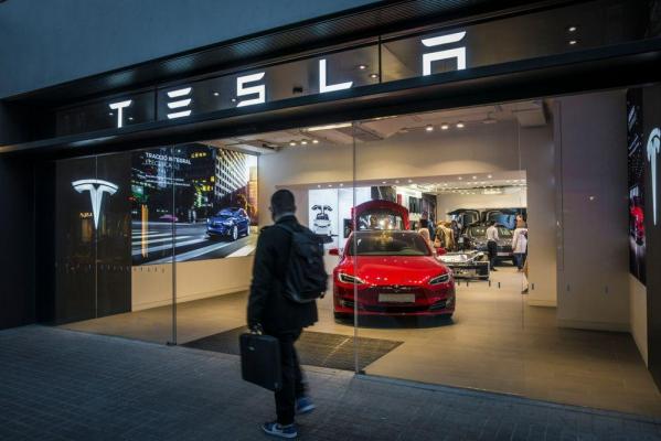 Tesla recheamă în service peste 2 milioane de vehicule, din cauza problemelor la sistemul de conducere autonomă