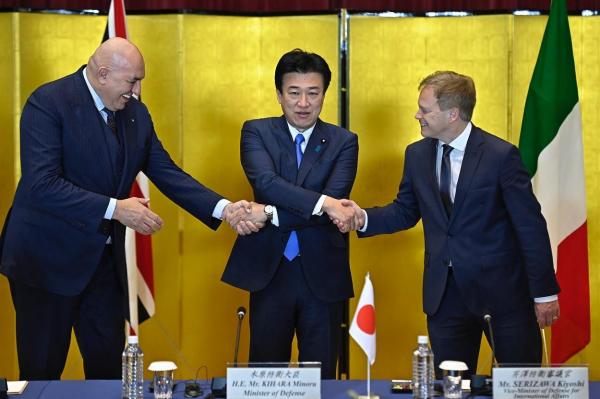 Ceremonia de semnare a acordului între Marea Britanie, Japonia şi Italia pentru crearea unui avion de luptă avansat