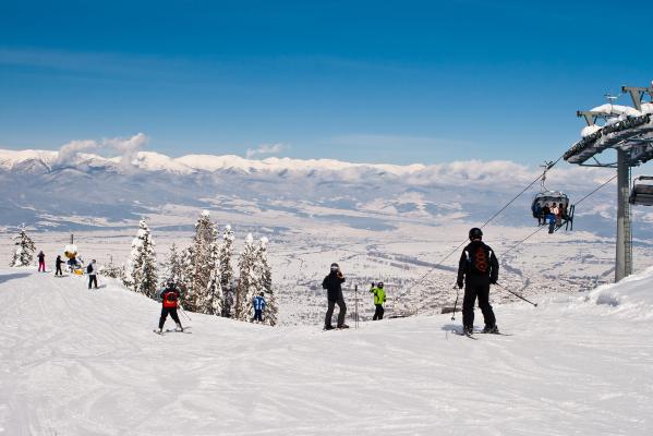 Când se deschide oficial sezonul de schi în Bulgaria. Turiștii, așteptați cu reduceri, concerte și facilități pentru copii