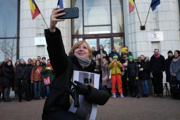 Jurnalista Emilia Șercan, susținută de zeci de persoane în fața Parchetului General, față de clasarea dosarului de kompromat