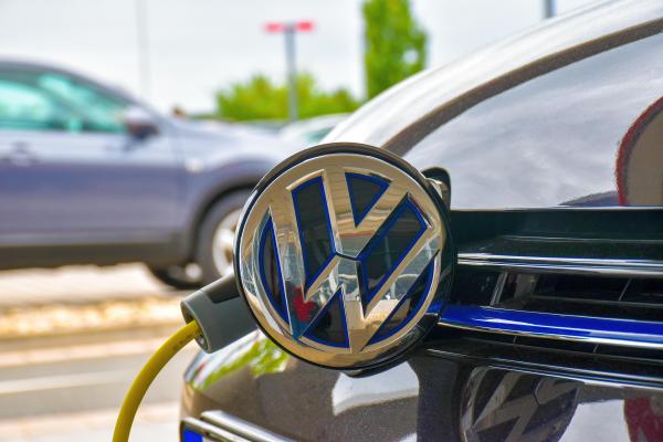 Volkswagen va plăti bonusul clienţilor din Germania care cumpără mașini electrice, după ce guvernul de la Berlin a oprit programul de subvenții