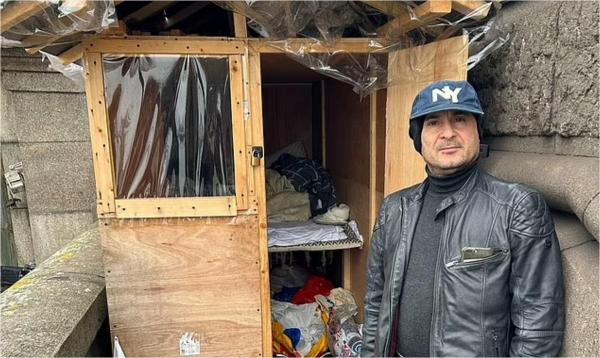 Un om al străzii și-a construit o baracă într-una din cele mai scumpe zone din Londra, unde casele costă zeci de milioane de lire sterline. Cât a investit
