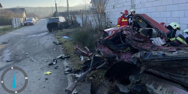 Un șofer de 19 ani a adus moartea pentru doi septuagenari, după ce a intrat în plin în autoturismul în care se aflau cei doi în Caraș-Severin