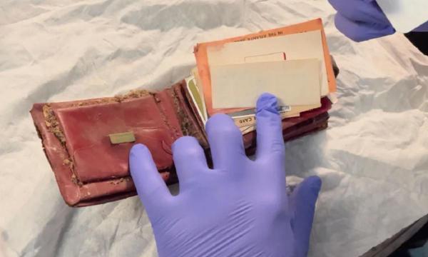 Un portofel pierdut în anii '50 a fost găsit după 7 decenii și returnat familiei. Moștenitoarea a fost surprinsă de descoperirea făcută în interior