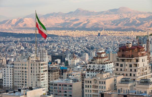 Steagul Iranului deasupra capitalei Teheran