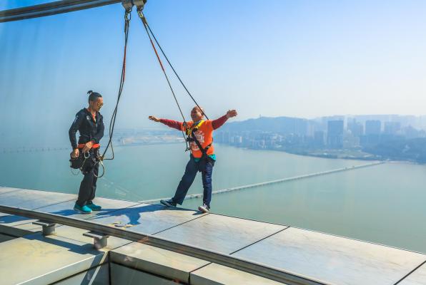 Bărbat care sare cu coarda elastică de pe Macao Tower, imagine cu caracter ilustrativ