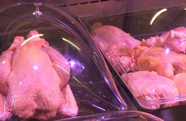 Alertă alimentară în România: carne de pui cu salmonella a ajuns în mai multe magazine din țară, inclusiv în București
