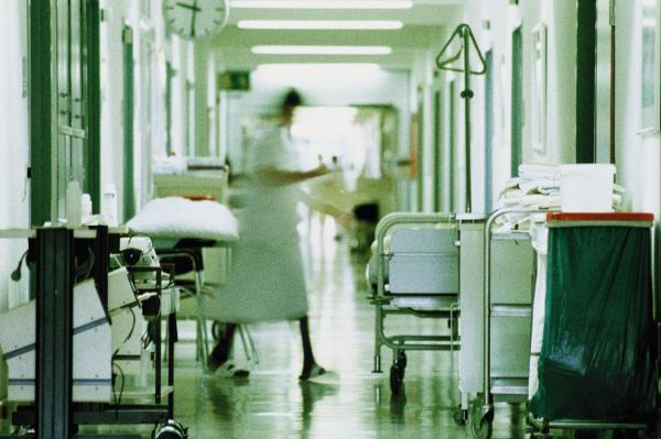O femeie de 25 de ani din Arad a murit la naștere, după ce a ajuns la spital cu o viroză netratată. Medicii nu i-au putut salva nici copilul