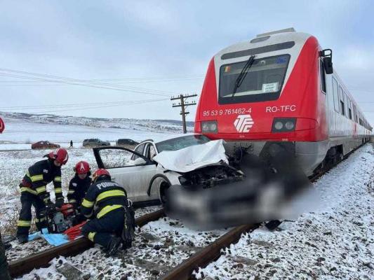 Accident feroviar în Vaslui. O maşina a fost târâtă 150 de metri de un tren, însă pasagerii din vehicul au scăpat nevătămaţi