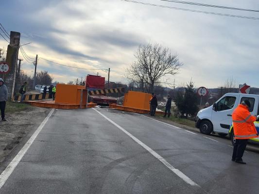 Un trailer a lovit și pus la pământ un limitator de înălțime pe DN 64, în Vâlcea. Drumul este blocat total